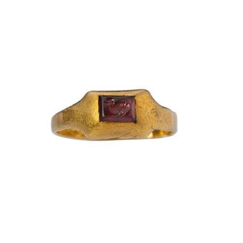 Roman gold ring with a garnet intaglio of a duck, 1stC BC - 1stC A