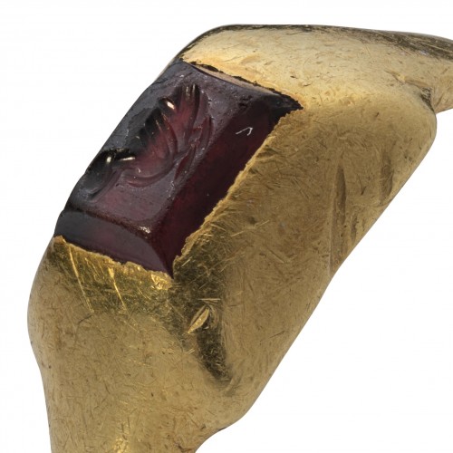 Roman gold ring with a garnet intaglio of a duck, 1stC BC - 1stC A - 