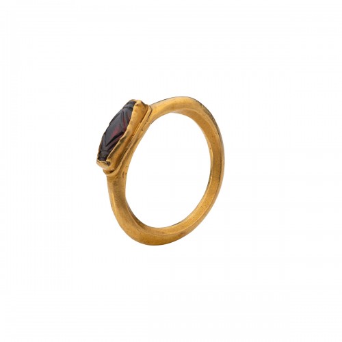 Roman gold ring with an elliptical garnet., 1st - 3rd century AD.  