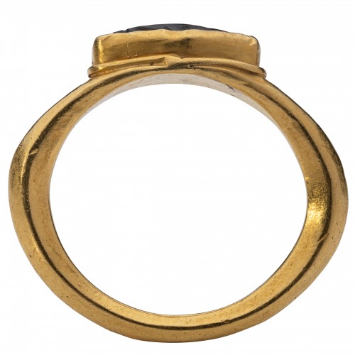 Antique Jewellery  - Roman gold ring with an elliptical garnet., 1st - 3rd century AD.  