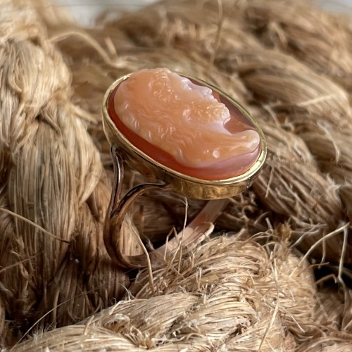 Antiquités - Bague en or avec un camée de l'empereur romain Commode sous les traits d'Hercule.