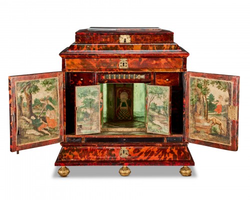 Cabinet de table en écaille de tortue avec intérieur polychrome, Anvers milieu du XV