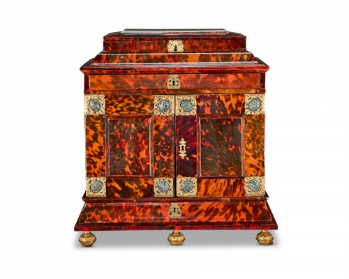 Cabinet de table en écaille de tortue avec intérieur polychrome, Anvers milieu du XV - Mobilier Style 