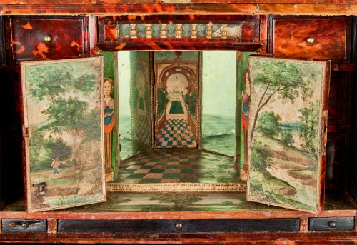 Cabinet de table en écaille de tortue avec intérieur polychrome, Anvers milieu du XV - Matthew Holder