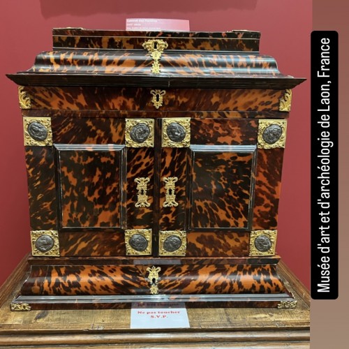 Cabinet de table en écaille de tortue avec intérieur polychrome, Anvers milieu du XV - 