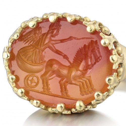 Bague en or sertie d'une intaille de la Victoire ailée dans un char tiré par des chevaux - Bijouterie, Joaillerie Style 