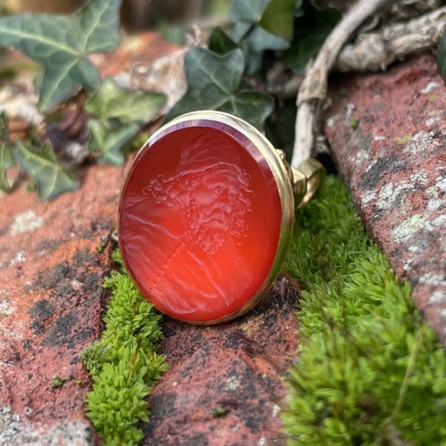 Antiquités - Gold seal with a carnelian intaglio of Inigo Jones, attributed to Edward Burch