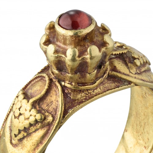 Gold ring with grapes and a cabochon garnet. Merovingian, 6th century AD.   - Antique Jewellery Style 