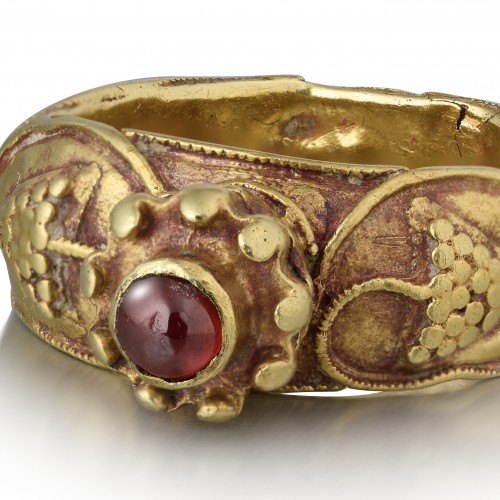 Antique Jewellery  - Gold ring with grapes and a cabochon garnet. Merovingian, 6th century AD.  