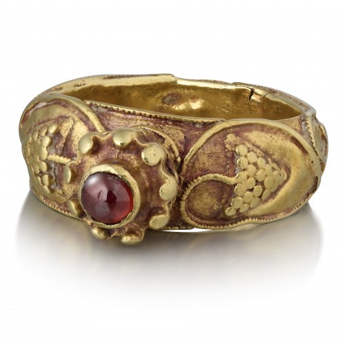 Gold ring with grapes and a cabochon garnet. Merovingian, 6th century AD.   - 