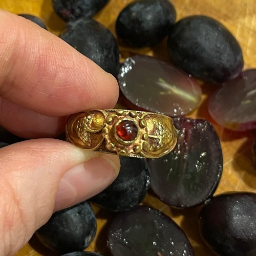 Gold ring with grapes and a cabochon garnet. Merovingian, 6th century AD.   - 