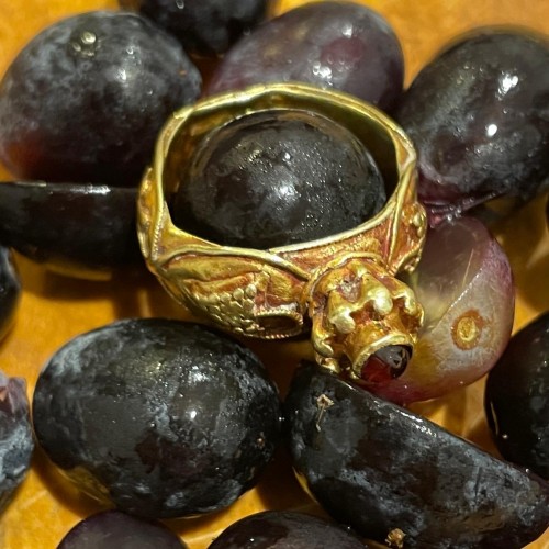  - Gold ring with grapes and a cabochon garnet. Merovingian, 6th century AD.  