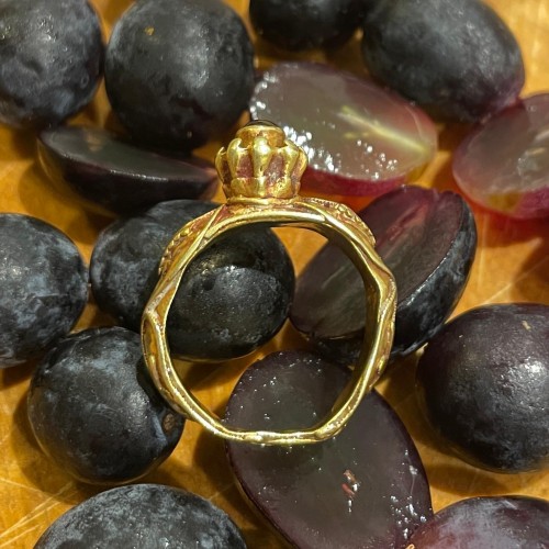 Antiquités - Gold ring with grapes and a cabochon garnet. Merovingian, 6th century AD.  