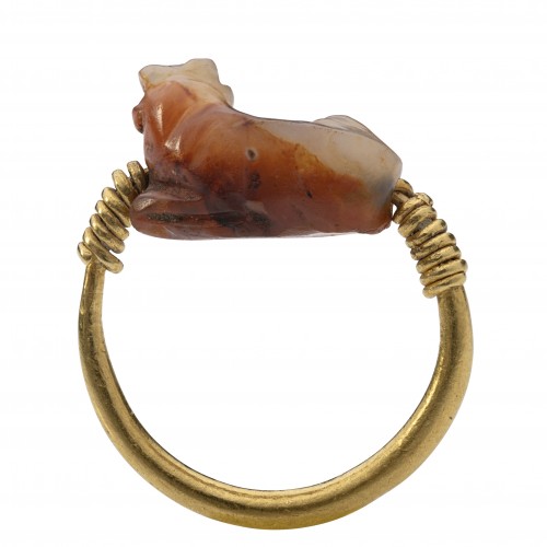 Bague en or de l'Égypte ancienne sertie d'une amulette en agate représentant un taure - Archéologie Style 