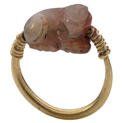 Archéologie  - Bague en or de l'Égypte ancienne sertie d'une amulette en agate représentant un taure