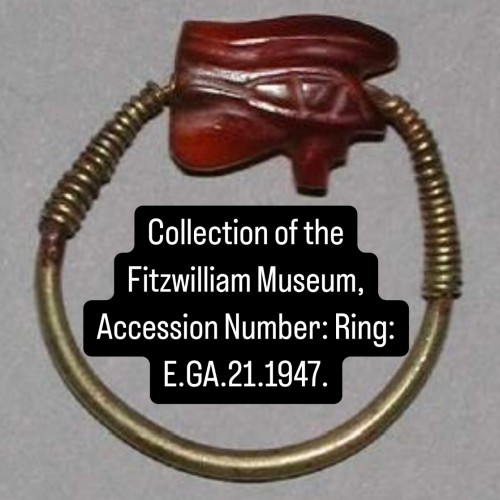  - Bague en or de l'Égypte ancienne sertie d'une amulette en agate représentant un taure