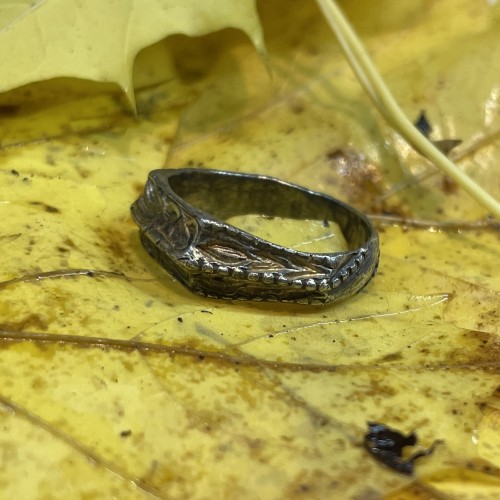 Bague iconographique en argent doré avec des saintes femmes,  Angleterre XVe siècle. - 