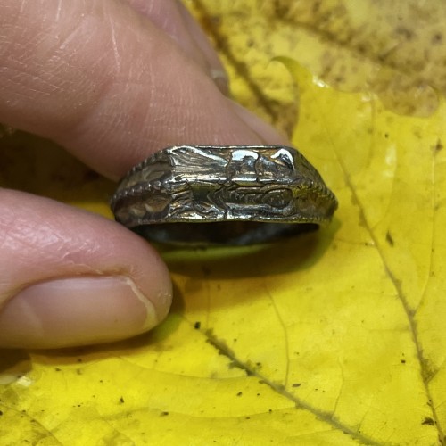 Antiquités - Bague iconographique en argent doré avec des saintes femmes,  Angleterre XVe siècle.