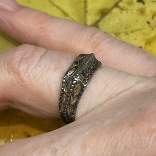 Antiquités - Bague iconographique en argent doré avec des saintes femmes,  Angleterre XVe siècle.