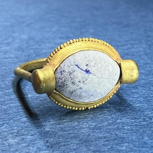  - Gold ring with a glass paste amuletic ‘eye&#039;, 5th century BC