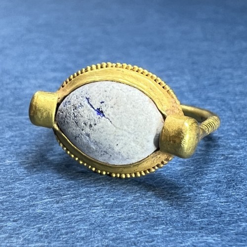 Antiquités - Gold ring with a glass paste amuletic ‘eye&#039;, 5th century BC