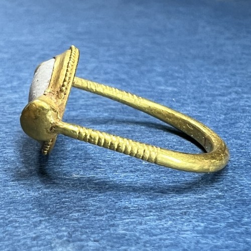 Antiquités - Gold ring with a glass paste amuletic ‘eye&#039;, 5th century BC