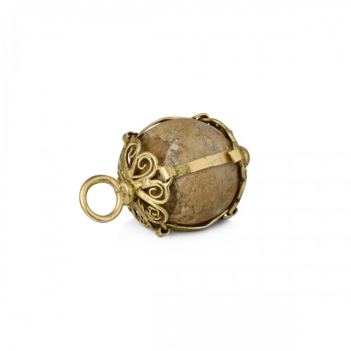 Gold filigree bezoar stone pendant. Dutch or Dutch Colonies, 17th century.