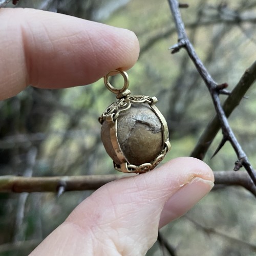 Pendentif en pierre de bézoard en filigrane d'or. Hollandais ou colonies hollandaises - 