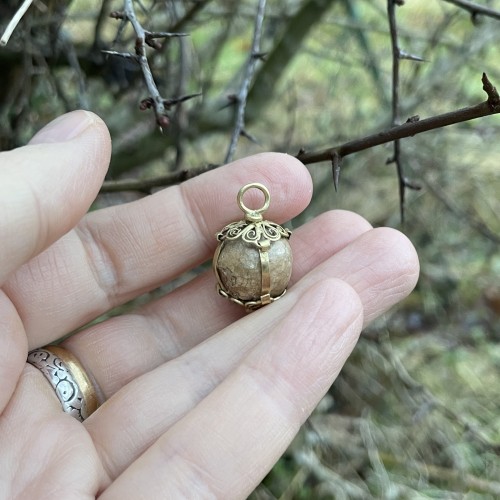  - Pendentif en pierre de bézoard en filigrane d'or. Hollandais ou colonies hollandaises