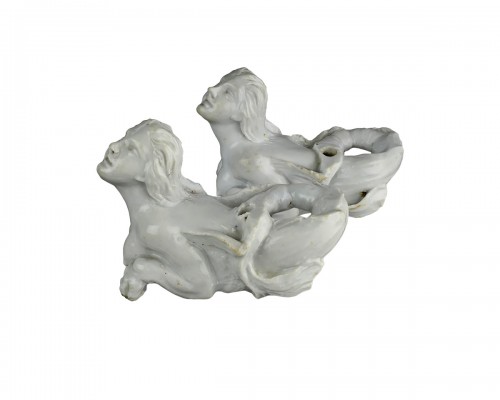 Supports de meubles en porcelaine représentant des nymphes aquatiques