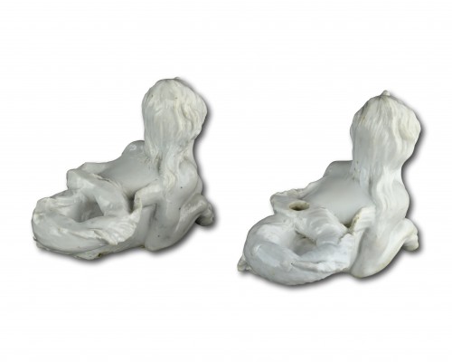 Supports de meubles en porcelaine représentant des nymphes aquatiques - 