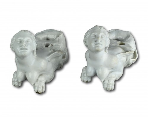 Antiquités - Supports de meubles en porcelaine représentant des nymphes aquatiques