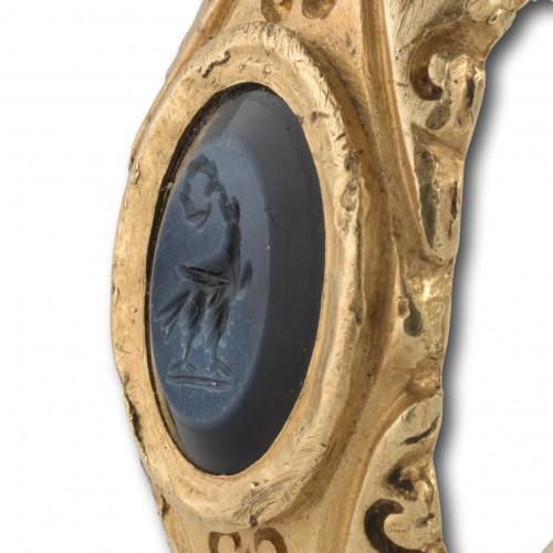 Archéologie  - Bague en or massif avec une intaille d'un aigle impérial IIIe siècle après JC