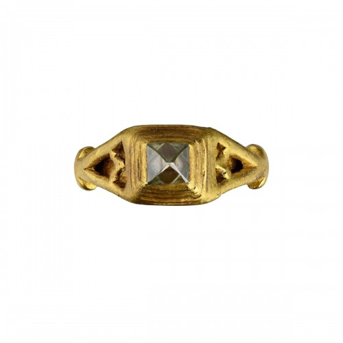 Roman gold ring with a natural octahedral diamond. Roman, 3rd / 4th century