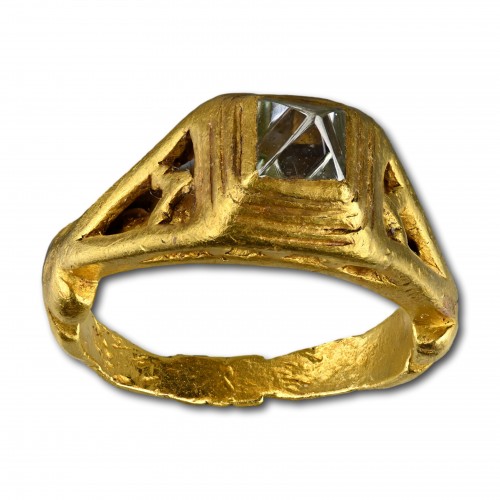 Roman gold ring with a natural octahedral diamond. Roman, 3rd / 4th century - Ancient Art Style 