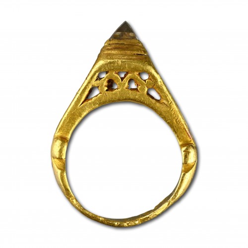 Ancient Art  - Roman gold ring with a natural octahedral diamond. Roman, 3rd / 4th century