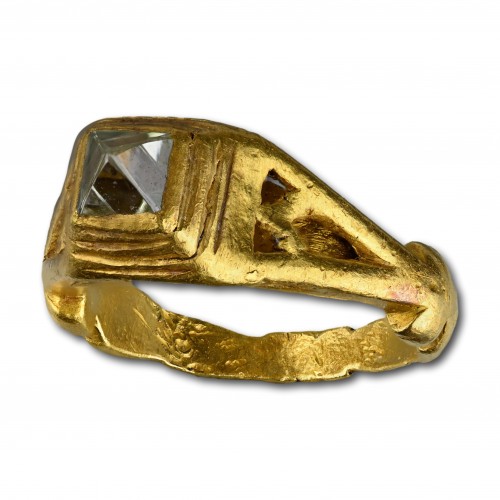 BC to 10th century - Roman gold ring with a natural octahedral diamond. Roman, 3rd / 4th century