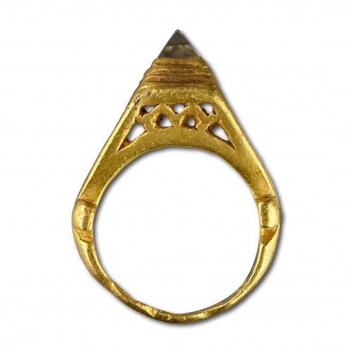 Roman gold ring with a natural octahedral diamond. Roman, 3rd / 4th century - 