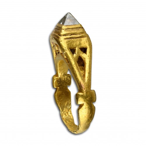  - Roman gold ring with a natural octahedral diamond. Roman, 3rd / 4th century