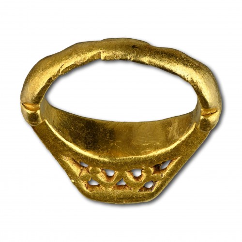 Antiquités - Roman gold ring with a natural octahedral diamond. Roman, 3rd / 4th century