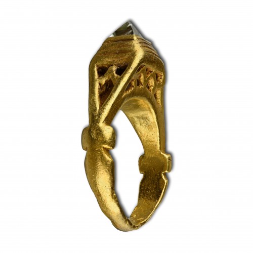 Antiquités - Roman gold ring with a natural octahedral diamond. Roman, 3rd / 4th century