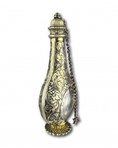 Flacon à parfum en argent doré ciselé et gravé, Augsbourg vers 1700 - Objets de Vitrine Style 