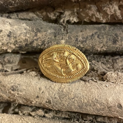 BC to 10th century - Fine Ancient Greek gold almond shaped ring, 4th / 5th century BC