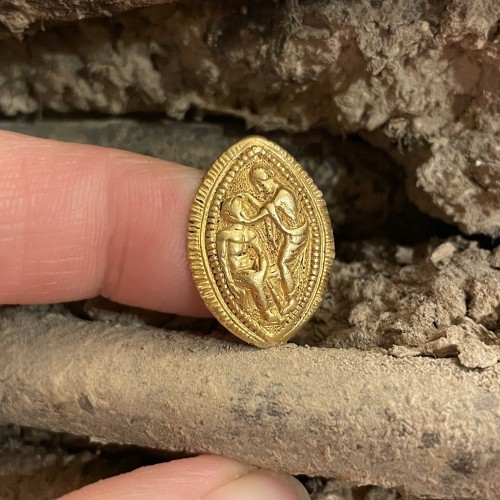  - Fine Ancient Greek gold almond shaped ring, 4th / 5th century BC