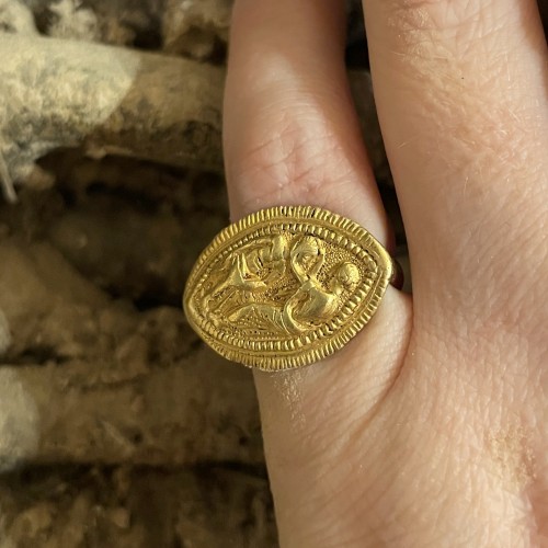 Antiquités - Fine Ancient Greek gold almond shaped ring, 4th / 5th century BC