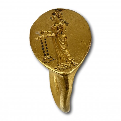 Gold ring with a priestess, 5th - 4th century BC - 