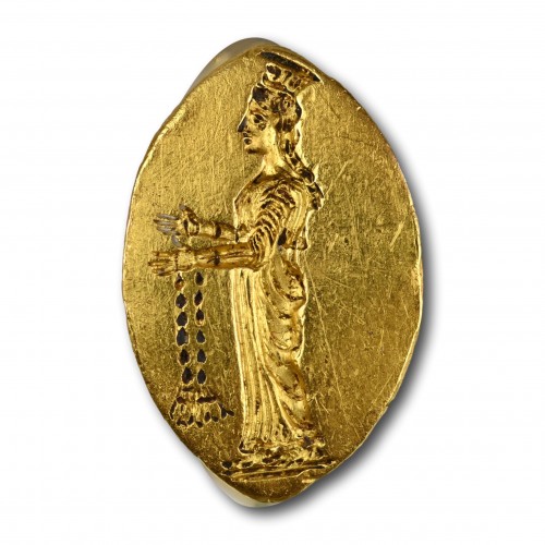 Antiquités - Gold ring with a priestess, 5th - 4th century BC