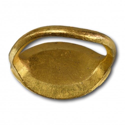 Antiquités - Gold ring with a priestess, 5th - 4th century BC