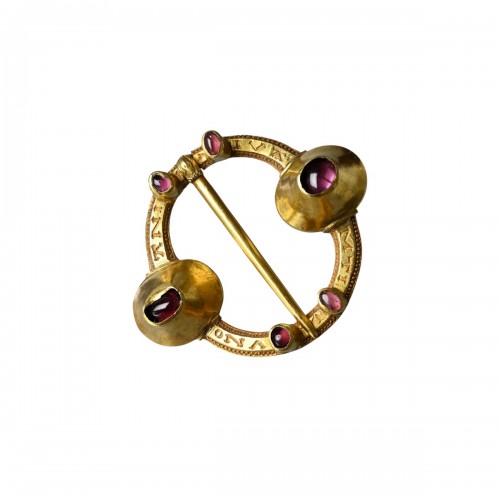 Medieval gold &amp; garnet set annular brooch, 13th 14th century