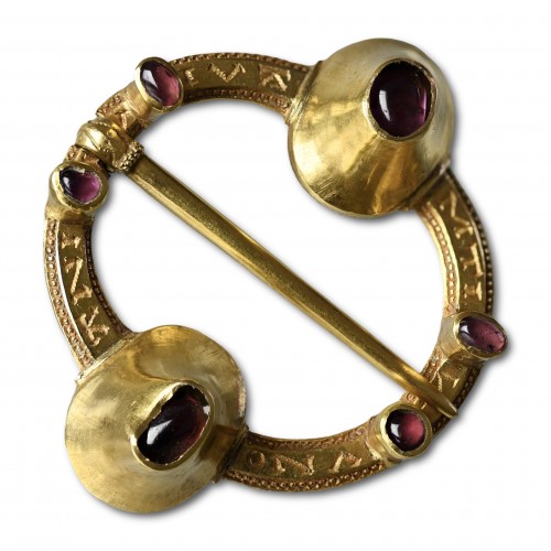 Medieval gold &amp; garnet set annular brooch, 13th 14th century - Antique Jewellery Style 